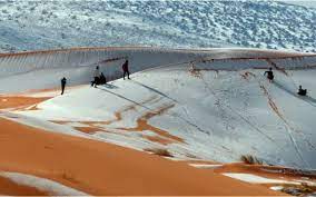 În 1979, o furtună de zăpadă a paralizat traficul, iar în 2017. Nisipul Acoperit Cu Zapada A Nins In Desertul Sahara Foto Video