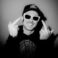 Listen to She by Chris Cadle in 👽chillin👽 playlist online for free