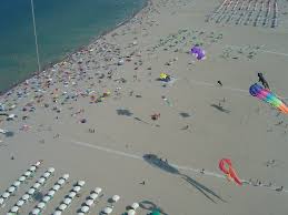 Ci sono due grandi servizi dotati di lavandini, wc, docce calde gratuite 24/h con predoccia, asciugacapelli, lavapiatti, bagni per disabili, lavatrici a gettone, stireria, zone barbeque, colonnine con acqua potabile, centro carico/scarico wc chimico per camper. Camping Mare E Pineta Camping Between Sea And Nature