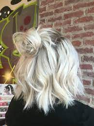 Short Blonde Hair Trends For Winter 2018 Bleached Out Bob For Those Who Like To Accumulate Short Platinum Blonde Hair Hair Styles Platinum Blonde Hair Color