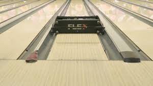 There was a "pattern" invisible in the lane of bowling and it was  influencing the score - GIGAZINE