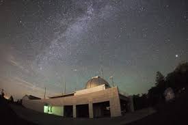 It is in the southern atacama desert of chile in the atacama region approximately 100 kilometres (62 mi) northeast of the city of la serena.the lco telescopes and other facilities are near the north end of a 7 km (4.3 mi) long mountain ridge. å¤©æ–‡å°ã®æ–½è¨­ç´¹ä»‹ ã‚Šãã¹ã¤å®‡å®™åœ°çƒç§'å­¦é¤¨ éŠ€æ²³ã®æ£®å¤©æ–‡å°