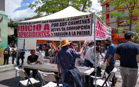 Para poder ubicar la mesa receptora en la que te toca emitir tu voto sobre la consulta para enjuiciar a expresidentes debes tener a la mano tu credencial para votar. Recaban Firmas Para Enjuiciar A Expresidentes El Occidental Noticias Locales Policiacas Sobre Mexico Guadalajara Y El Mundo