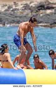 Josh peck shirtless maui muscle. Josh Peck Shirtless Josh Peck Goes Shirtless At The Beach In Mexico Photo