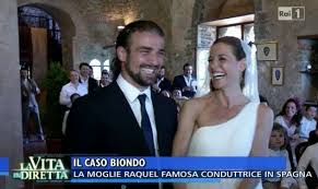 Immensa felicità sono le parole con cui il cantante catanese annuncia su facebook la nascita del suo settimo erede. Mario Biondo Raquel Sanchez Silva Omicidio Novita Davidemaggio It