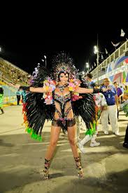 Wenny Isa usa fantasia bordada com quase mil cristais, 700 faisões e avaliada em R$ 35 mil em desfile na Sapucaí