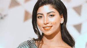 أعربت الفنانة كارولين عزمى، عن سعادتها بردود أفعال الجمهور على مسلسل الحرامي، الذي انتهى عرضه منذ عدة أيام على منصة شاهد الإلكترونية. ÙƒØ§Ø±ÙˆÙ„ÙŠÙ† Ø¹Ø²Ù…ÙŠ Ù‡Ø°Ø§ Ø§Ù„Ø¹Ù…Ù„ Ø¨Ø¯Ø§ÙŠØ© Ù„Ù„ØªÙ…Ø±Ø¯ Ø§Ù„ÙÙ†ÙŠ Ø¹Ù„Ù‰ Ø£Ø¯ÙˆØ§Ø±ÙŠ ÙˆÙ„Ø§ Ø£ÙÙƒØ± Ø­Ø§Ù„ÙŠØ§ ÙÙŠ Ø§Ù„Ø¨Ø·ÙˆÙ„Ø© Ø§Ù„Ù…Ø·Ù„Ù‚Ø©