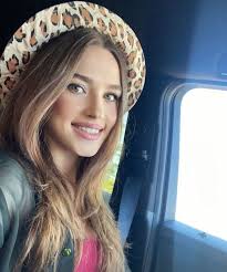 Ioana ignat is a new generation, young, talented and beautiful moldavian singer/composer at greeneye music, born in botoșani on 22th of july 1998, who has become famous in romania when she participated in 'vocea româniei' contest tv show, where she made it through the final. Pro Tv Sebastian Dobrincu È™i Ioana Ignat FormeazÄƒ Un Cuplu Cel Mai TanÄƒr Milionar Roman A Avut O RelaÈ›ie È™i Cu Mimi