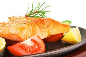 Si cocinas el salmón a la plancha, tienes dos opciones, ponerlo por el lado de la piel y taparlo, así se cocinará perfectamente sin que tengas que darle ni una sola vuelta. Como Cocinar Salmon A La Plancha Jugoso Como Cocinar Salmon Cocinar Salmon Salmon A La Plancha