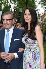 Am ende der täglichen tagesschau zückt nachrichtensprecher jan hofer sein smartphone und knipst munter selfies. Jan Hofer Jan Hofer Und Seine Frauen Gala De