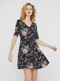 Robe en dentelle décolleté v sandro, tissu reliefé, manches courtes, froncé à la taille, fermeture invisible côté gauche occasions conseillées : Decollete En V Robe Mi Longue Vero Moda