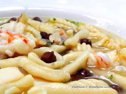 A noi è piaciuto molto anche per questa nota evocativa e romantica alla lilli e il vagabondo: Minestra In Brodo Di Pesce E Ceci Neri Della Murgia Qui Ci Va Un Bianco Secco Vitadigusto It