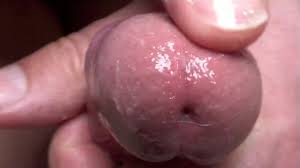 Массаж головки крупным планом кончиком пальца