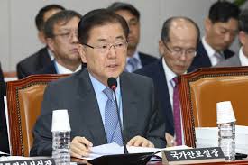 특사단으로 북한에 다녀온 한국의 정의용 청와대 안보실장에 따르면 김정은 위원장은 북미 간 신뢰 아래 트럼프 대통령의 첫 임기 내에 비핵화를 실현했으면 좋겠다고 밝혔다. ì •ì˜ìš© ë¶í•œ ë¯¸ì‚¬ì¼ ëŠ¥ë ¥ ìœ„ì¤'í•œ ìœ„í˜'ìœ¼ë¡œ ë³´ì§€ ì•Šì•„ ì‹œì‚¬ì €ë„