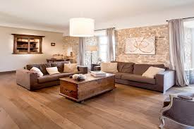 decoplus parquets decoration salon canape marron mur en pierre salon deco salon canape marron