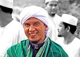 Anak ketiga dari tujuh bersaudara. Sheikh Muhammad Nuruddin Al Banjari Mada Hannan