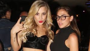 Η κόνι ανέβηκε στη σκηνή και από το πρώτο λεπτό της εμφάνισής της ξεσήκωσε τους θαμώνες με τα τραγούδια και τις χορογραφίες της. Koni Meta3a Star Gr