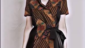 Desain pakaian batik kerja di kantor modern terbaru sangatlah beragam dan . Inspirasi Model Baju Batik Kantor Wanita Terbaru Yuk Dicoba Paragram Id