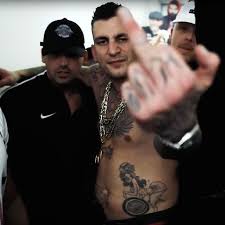 Der frontmann der band 187 strassenbande . Rapper Gzuz Wird Er Mit Seinem Neuen Video Zum Star In Den Usa Musik Jetzt De