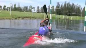 輕艇（ canoeing ）是在加拿大式艇（ canoe ）划槳前進的水上運動。 輕艇活動較窄的定義是以輕艇為主要活動的運動，輕艇活動較寛的定義則包括和其他活動結合的活動（例如輕艇露營），或是其他活動中只以輕艇來作為. è¼•è‰‡æ¿€æµ Daniele Molmenti è¿´æ—‹æ•™å­¸ ä¸­æ–‡å­—å¹• Youtube