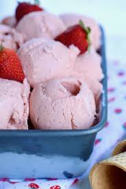 Gelato contains about 25 to 30 percent air, while ice cream can contain as much as 50 percent air. The Creamiest Easiest Homemade Strawberry Gelato No Machine