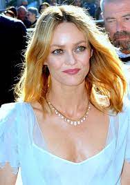 Elle reste depuis des lustres une véritable icône de la presse people, même ici à cannes, et pourtant sa carrière au cinéma est totalement chaotique, jonchée d'innommables navets. File Vanessa Paradis Cannes 2016 3 Jpg Wikimedia Commons