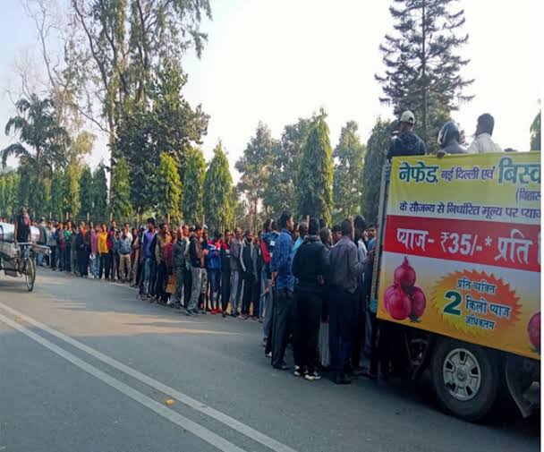 Image result for हेलमेट लगाकर प्याज बेचते कर्मियों की तस्वीरें"