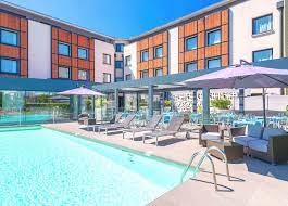 Yes, dry cleaning and laundry service are offered to guests. Holiday Inn Toulouse Airport Blagnac