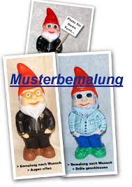 Ein Cooler Und Moderner Gartenzwerg Mit Oder Ohne Schild Ist Etwas Besonderes Die Gestaltung Nach Wunsch Macht Den Zwerg Zum Pe Mit Bildern Gartenzwerg Zwerg Gestalten