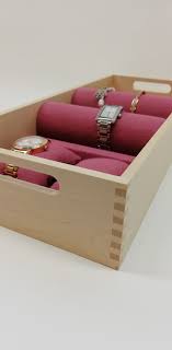 Die Perfekte Aufbewahrung Fur Uhren In Einem Schlichten Hochwertigen Holztablett Und Auf Rollen Sowie Kis Schmuckaufbewahrung Uhren Aufbewahrung Aufbewahrung