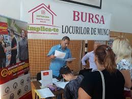 Aplica pentru cele mai bune locuri de munca in bacau,. Foto Foarte MulÈ›i Tineri La Bursa Locurilor De MuncÄƒ De La OneÈ™ti IncÄƒ De La Deschidere Statistici Interesante Unu Pe Trotus