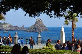 Vanessa zappalà è stata uccisa dall'ex fidanzato con diversi colpi di pistola mentre si trovava con amici, nella notte, presso il porticciolo di acitrezza. Mimmorapisarda It Virtual Tour Etneo