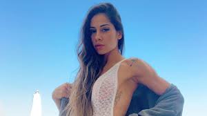 Separada, Mayra Cardi posa nua no espelho e mostra felicidade com as  mudanças em sua vida: Zona da alegria e risadaria HD phone wallpaper