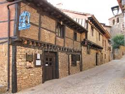 En la planta baja se encuentra el amplísimo salón comedor, la cocina y el aseo. Posada Casa Del Cura De Calatanazor Casa Rural En Calatanazor Soria