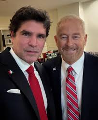 En la residencia oficial del embajador de los Estados Unidos, Ron Johnson,  celebrando el Día de la Independencia.