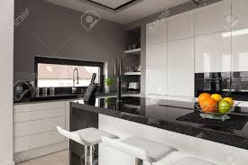 El contraste entre blanco y negro es un clásico en el diseño de interiores y se adapta perfectamente a todo tipo de los cada vez es más común incluir el blanco y el negro en la decoración, aunque es una combinación de colores ya sea en cocinas con aire retro, clásico o vanguardista, los colores. Imagen Del Diseno En Blanco Y Negro De La Cocina Fotos Retratos Imagenes Y Fotografia De Archivo Libres De Derecho Image 38554716