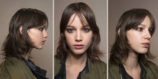 Le court dans les années 2000 les femmes sont sorties du grunge et veulent plus de glamour. La Coupe De Cheveux Shaggy Ou Coupe Shag Marie Claire
