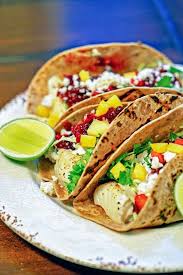 Coloque la carne en un plato o un plato para todos sus tacos están hechas de pequeñas tortillas o como quieras. Tacos De Pescado A La Parrilla Con Salsa De Frutas