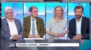 Il y avait aussi beaucoup de feuilles de papier, des vêtements, des livres, des jeux et des bouteilles d'eau dans la pièce. Economie Ca Repart Vraiment Cdanslair 17 05 2019 Youtube