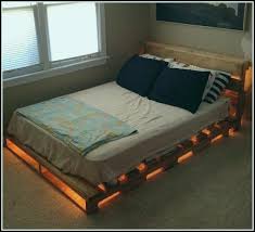 Das kallax bett ist schnell zusammengebaut. Betten Aus Paletten Exklusiv Bett Mit Beleuchtung Bett Selber Bauen Bett Selber Bauen Ideen Bett Aus Paletten Bauen