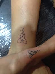 Familia Por Siempre Celta De Una Madre Con Sus Dos Hijas Simbolo De Familia Tatuajes Tatuajes Delicados Femeninos