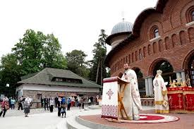 Clădiri de patrimoniu în stil lângă mănăstirea curtea de argeș se află catedrala arhiepiscopală, locul unde își dorm somnul de. Reguli È™i Programul Slujbei De BoboteazÄƒ La MÄƒnÄƒstirea Curtea De ArgeÈ™ Cum Se Va ImpÄƒrÈ›i Apa SfinÈ›itÄƒ Anul Acesta Ziarul Profit