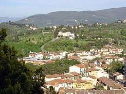 Bagno a ripoli, grassina, terratetto con giardino e garage bagno a ripoli, in località grassina, disponiamo di terratetto di circa 190mq libero su tre lati con giardino e grande garage. Grassina Town In Tuscany Italy