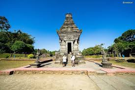 Tempat wisata yang menjadi daya tarik yakni di sekitar wilayah kerajaan majapahit seperti candi wringin lawang, museum trowulan mojokerto, dan maha vihara mojopahit. Wisata Sejarah Candi Penataran Blitar Menggali Jejak Sejarah Nusantara Di Blitar Wisata Blitar Kupas Tuntas Tempat Wisata Kuliner Event Budaya Di Blitar