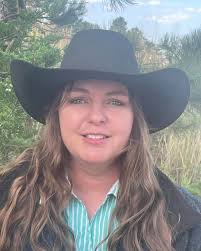 Happy Mon, everyone! What better way to start off the week than round four  of this year's Gathering artists? Dakota Holdaway creates community with  all those who might enjoy or relate to