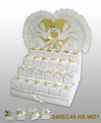 Bourse,sachets, liens décoratifs … dans différentes couleurs afin de les assortir à votre décoration de mariage. Support A Dragees Idee De Presentoir Pour Contenants Dragee
