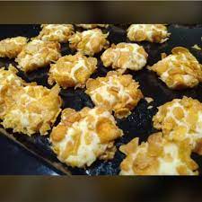 Walaupun suasana sambutan aidilfitri kali ini agak berbeza dari yang lepas, aktiviti membuat kuih raya tidak ditinggalkan. Cornflakes Crunchy Biskut Shopee Singapore