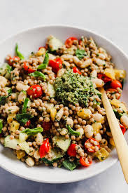 200 grammi cous cous olio di oliva extravergine qb peperoncino piccante qb 12 pomodorini secchi 2 la preparazione del cuscus con pesto di pomodori secchi è terminata. Pesto Couscous Salad Emilie Eats