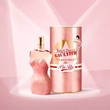 Ele traz nos de volta aos anos quarenta e cinquenta, e evoca a sensualidade dos pilotos. First Look Jean Paul Gaultier Reveals Limited Edition Classique Pin Up And Le Male Aviator Scents Duty Free Hunter Duty Free Hunter