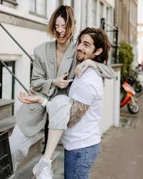 Я обычно слушаю музыку только в дороге, поэтому мой альбом такой. Vladimir Dantes Trogatelno Priznalsya Zhene V Lyubvi